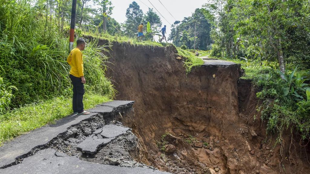 Jalan Longsor, Kampung di Kabupaten Tasikmalaya Terisolir Jalan Longsor, Kampung di Kabupaten Tasikmalaya Terisolir