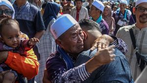 Momen Haru Jemaah Haji Kembali Bertemu Keluarga