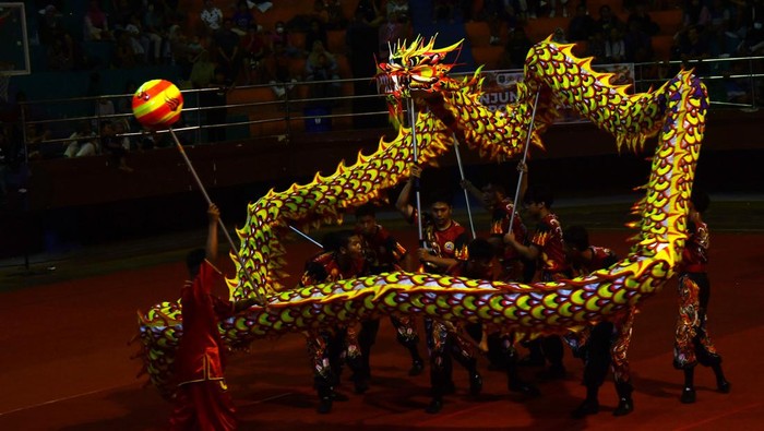 Sejumlah atlet menampilkan atraksi barongsai dan tarian naga saat pembukaan Kejuaraan Barongsai dan Tarian Naga di GOR Wilis Kota Madiun, Jawa Timur, Sabtu (29/6/2024). Kejuaraan yang diikuti 23 sasana barongsai dan delapan sasana tarian naga dan dimainkan 254 orang atlet dari berbagai daerah di Jawa Timur tersebut dimaksudkan untuk meningkatkan prestasi atlet barongsai dan tarian naga, serta meningkatkan kunjungan wisatawan datang di Kota Madiun. ANTARA FOTO/Siswowidodo/foc.