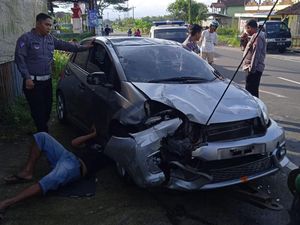 Brio Hantam Tembok hingga Terguling di Bandongan Magelang