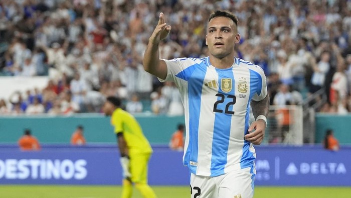 Argentinas Lautaro Martínez (22) celebrates scoring his sides second goal against Peru during a Copa America Group A soccer match in Miami Gardens, Fla., Saturday, June 29, 2024. (AP Photo/Lynne Sladky)