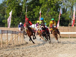 Melihat Serunya Lomba Balap Kuda Grebeg Suro 2024 di Ponorogo