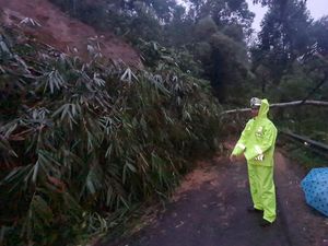 Longsor Putus Jalan Penghubung Tasikmalaya-Garut