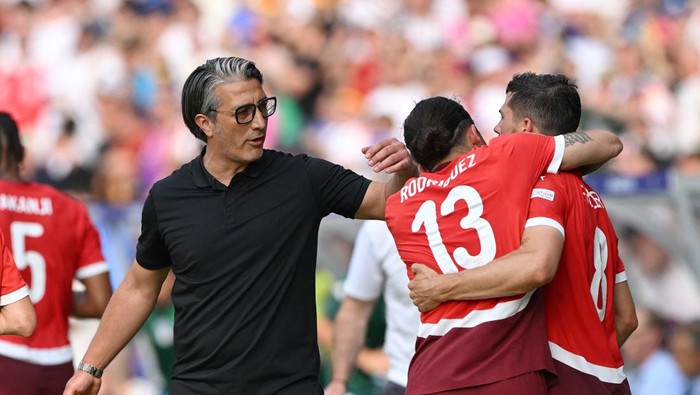 Soccer Football - Euro 2024 - Round of 16 - Switzerland v Italy - Berlin Olympiastadion, Berlin, Germany - June 29, 2024  Switzerlands Remo Freuler celebrates scoring their first goal with Ricardo Rodriguez and coach Murat Yakin REUTERS/Annegret Hilse
