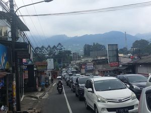 Volume Kendaraan Meningkat, Polisi Berlakukan One Way Arah Puncak Volume Kendaraan Meningkat, Polisi Berlakukan One Way Arah Puncak