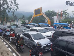 One Way Puncak Bogor Arah Jakarta Diterapkan Sore Ini, Lalin Macet