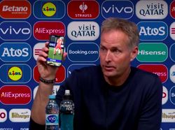 Pelatih Denmark Kecewa Keputusan Wasit Lalu Tunjukkan Foto VAR