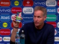 Pelatih Denmark Kecewa Keputusan Wasit Lalu Tunjukkan Foto VAR