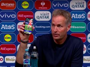 Pelatih Denmark Kecewa Keputusan Wasit Lalu Tunjukkan Foto VAR Pelatih Denmark Kecewa Keputusan Wasit Lalu Tunjukkan Foto VAR