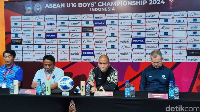 Pelatih Timnas Indonesia U-16 Nova Arianto (tengah) saat jumpa pers, Minggu (30/6/2024).
