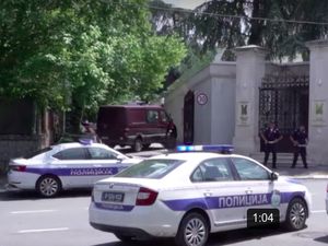 2 Pria Ditahan Usai Serangan di Kedutaan Besar Israel di Serbia 2 Pria Ditahan Usai Serangan di Kedutaan Besar Israel di Serbia