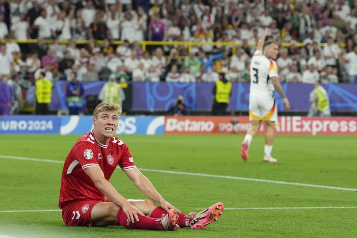 Denmarks Rasmus Hojlund is dejected after failing to score during a round of sixteen match between Germany and Denmark at the Euro 2024 soccer tournament in Dortmund, Germany, Saturday, June 29, 2024. (AP Photo/Andreea Alexandru)