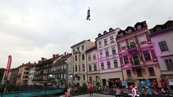 Semangat! Orang-orang Ini Berusaha Pecahkan Lompat Trampolin Tertinggi di Dunia