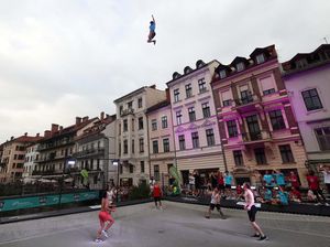 Semangat! Orang-orang Ini Berusaha Pecahkan Lompat Trampolin Tertinggi di Dunia