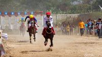 Serunya Lomba Balap Kuda Grebeg Suro 2024 di Ponorogo