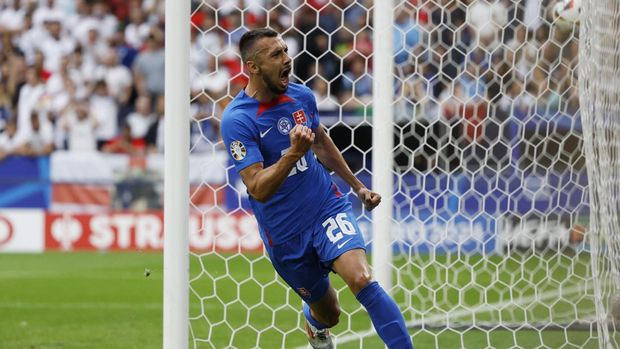 Soccer Football - Euro 2024 - Round of 16 - England v Slovakia - Arena AufSchalke, Gelsenkirchen, Germany - June 30, 2024 Slovakia's Ivan Schranz celebrates scoring their first goal REUTERS/John Sibley