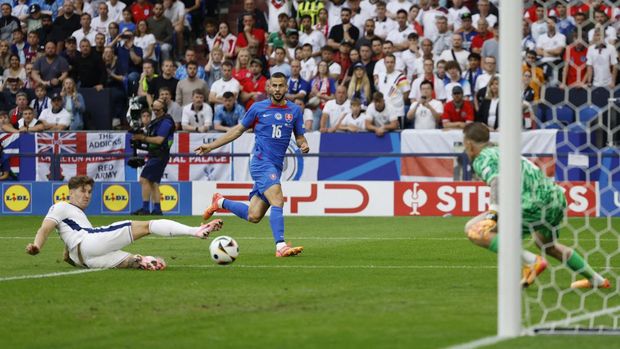 Soccer Football - Euro 2024 - Round of 16 - England v Slovakia - Arena AufSchalke, Gelsenkirchen, Germany - June 30, 2024 Slovakia's David Hancko in action with England's John Stones REUTERS/John Sibley