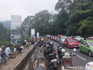 Kios di Puncak Bogor Dibongkar, Pemotor Masih Menepi Lihat Pemandangan