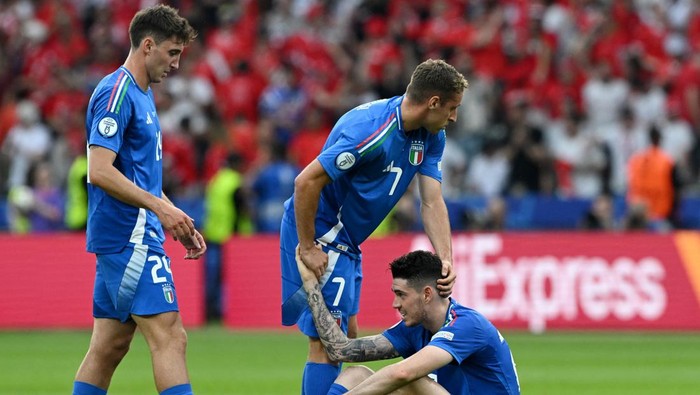 Soccer Football - Euro 2024 - Round of 16 - Switzerland v Italy - Berlin Olympiastadion, Berlin, Germany - June 29, 2024  Italys Andrea Cambiaso, Davide Frattesi and Alessandro Bastoni look dejected after the match REUTERS/Angelika Warmuth