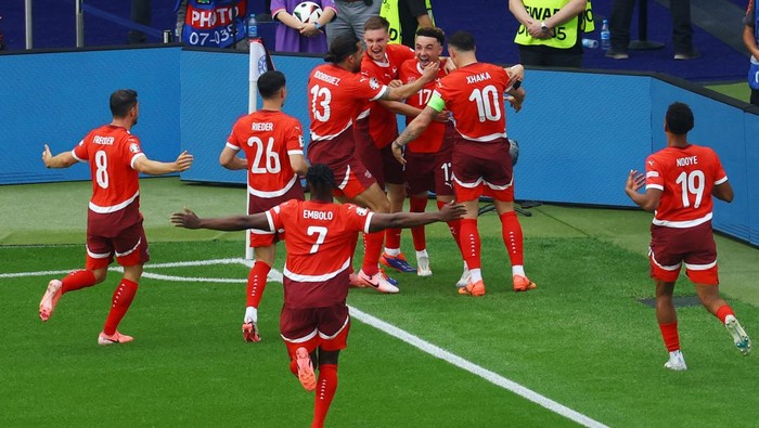 Soccer Football - Euro 2024 - Round of 16 - Switzerland v Italy - Berlin Olympiastadion, Berlin, Germany - June 29, 2024 Switzerlands Ruben Vargas celebrates scoring their second goal with teammates REUTERS/Lisi Niesner
