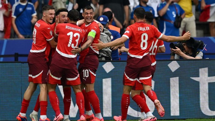 BERLIN, GERMANY - JUNE 29: Players of Switzerland celebrate the second goal scored by Ruben Vargas during the UEFA Euro 2024 round of 16 football match between Switzerland and Italy at Olympiastadion Berlin in Berlin on June 29, 2024. (Photo by Halil Sagirkaya/Anadolu via Getty Images)