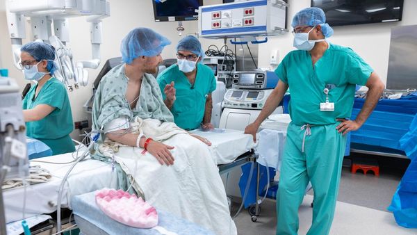 Saat Operasi Transplantasi Ginjal Disaksikan Langsung Pasiennya