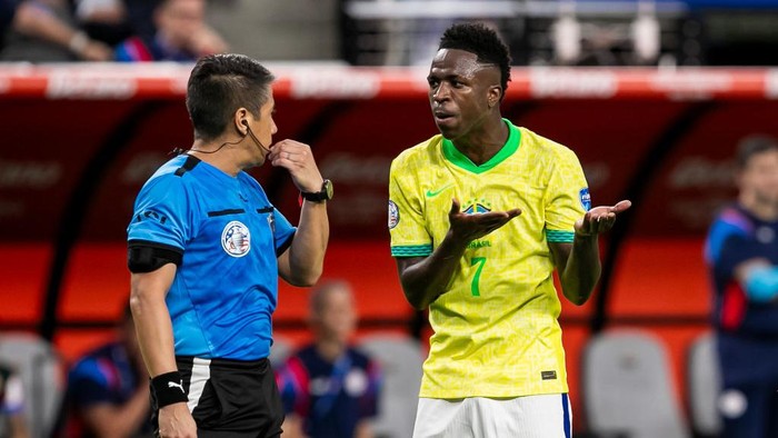 LAS VEGAS, NV - JUNE 28: Brazil forward Vinícius Júnior (7) speaks a member of the officiating crew during the Group D Copa America match between Brazil and Paraguay on Friday June 28, 2024 at Allegiant Stadium in Las Vegas, NV.  (Photo by Nick Tre. Smith/Icon Sportswire via Getty Images)