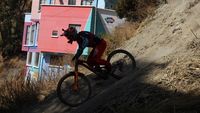 Aksi Ngeri Pebalap Sepeda Downhill Taklukkan Jalur Curam Bolivia