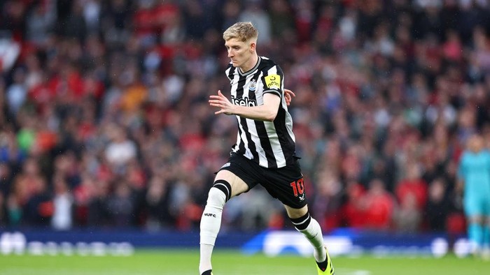 MANCHESTER, ENGLAND - MAY 15: Anthony Gordon of Newcastle United during the Premier League match between Manchester United and Newcastle United at Old Trafford on May 15, 2024 in Manchester, England.(Photo by Robbie Jay Barratt - AMA/Getty Images)