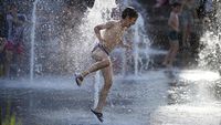 Byur! Warga Rusia Mandi di Air Mancur Saat Suhu Capai 31 Derajat Celcius