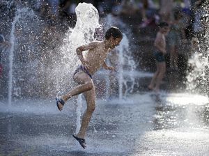 Byur! Warga Rusia Mandi di Air Mancur Saat Suhu Capai 31 Derajat Celcius
