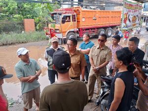 Warga Demo Tanam Pohon Pisang di Jalan Rusak Bogor, Camat Turun Tangan