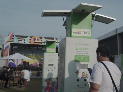 Canggih, Ada PLTS Mini untuk Charge HP di Acara Publik