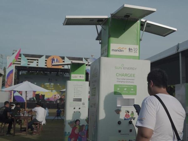 Canggih, Ada PLTS Mini untuk Charge HP di Acara Publik
