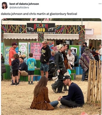 Bantah Rumor Putus, Dakota Johnson Nonton Chris Martin Tampil di Glastonbury