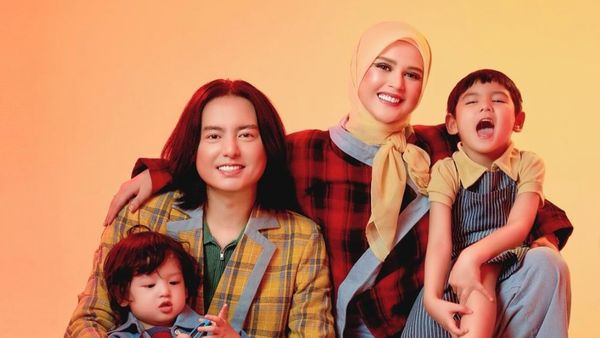 Pemotretan Terbaru Keluarga Good Looking Roger-Cut Meyriska, Bak Boneka Hidup