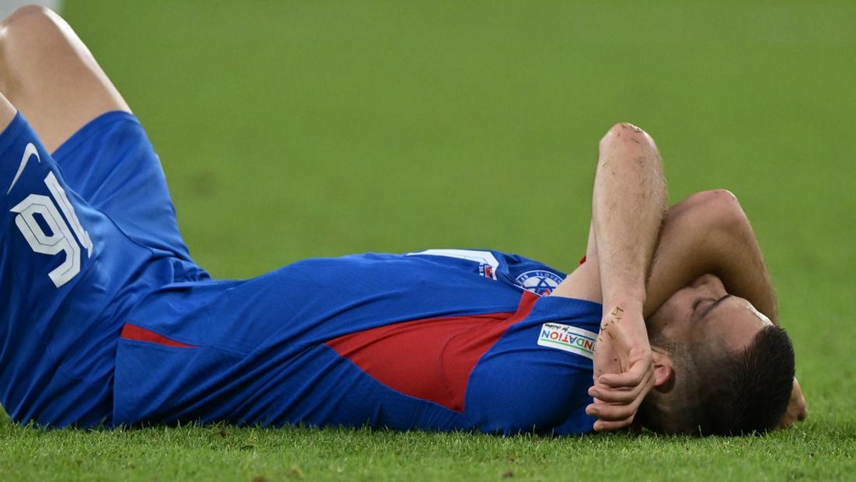 David Hancok tergeletak lesus setelah slovakia gagal mengalahkan Inggris. (Foto: Getty Images/Sebastian Frej/MB Media)