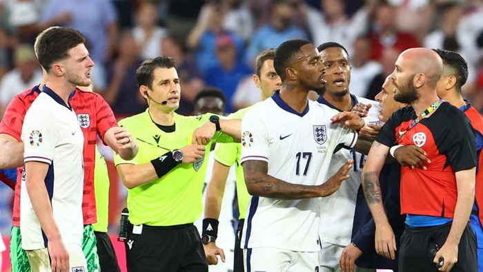 Soccer Football - Euro 2024 - Round of 16 - England v Slovakia - Arena AufSchalke, Gelsenkirchen, Germany - June 30, 2024 Englands Declan Rice clashes with Slovakia coach Francesco Calzona after the match REUTERS/Bernadett Szabo