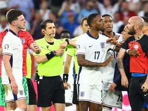 Pelatih Slovakia Sentil Declan Rice: Seperti Bodyguard Wasit Pelatih Slovakia Sentil Declan Rice: Seperti Bodyguard Wasit