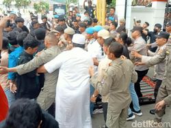 Demo Tolak RUU Penyiaran di Gorontalo Ricuh, Pagar Rumah Dinas Gubernur Roboh