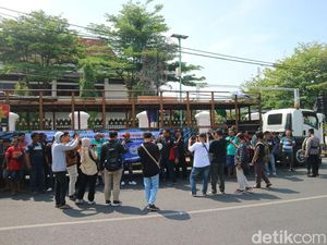 Sopir Truk Demo di Kantor Bupati Pati, Tuntut Dibuatkan Pangkalan