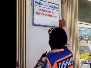 Viral Petugas Dishub Hapus Tulisan Parkir Gratis, Ternyata di Lombok Barat Viral Petugas Dishub Hapus Tulisan Parkir Gratis, Ternyata di Lombok Barat