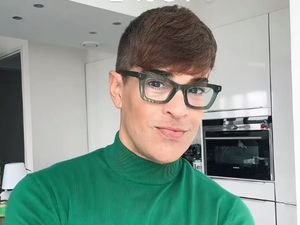 Viral Pria Mirip Boneka Ken yang Terlalu Awet Muda, Dituduh Bukan Manusia Viral Pria Mirip Boneka Ken yang Terlalu Awet Muda, Dituduh Bukan Manusia