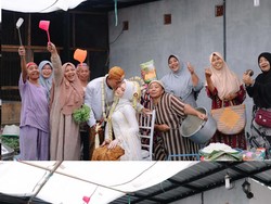 Viral Pengantin Foto Bersama Tim Ibu-ibu Masak di Dapur Auto Bikin Senyum