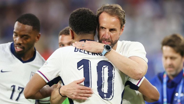 GELSENKIRCHEN, GERMANY - JUNE 30: Jude Bellingham of England and Gareth Southgate, Head Coach of England, celebrate after the teams victory and progression to the quarter final in the UEFA EURO 2024 round of 16 match between England and Slovakia at Arena AufSchalke on June 30, 2024 in Gelsenkirchen, Germany. (Photo by Carl Recine/Getty Images)