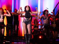 Video Konser Dua Lipa Batal gegara Panggung Tak Aman