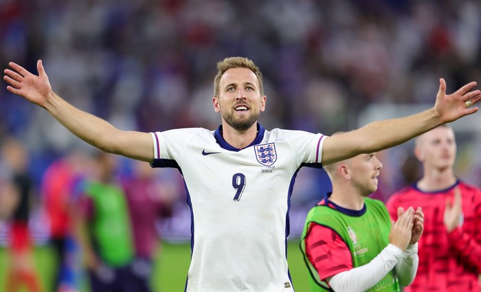 GELSENKIRCHEN, GERMANY - JUNE 30: Harry Kane of England celebrates the victory after the UEFA EURO 2024 round of 16 match between England and Slovakia at Arena AufSchalke on June 30, 2024 in Gelsenkirchen, Germany. (Photo by Jürgen Fromme - firo sportphoto/Getty Images)