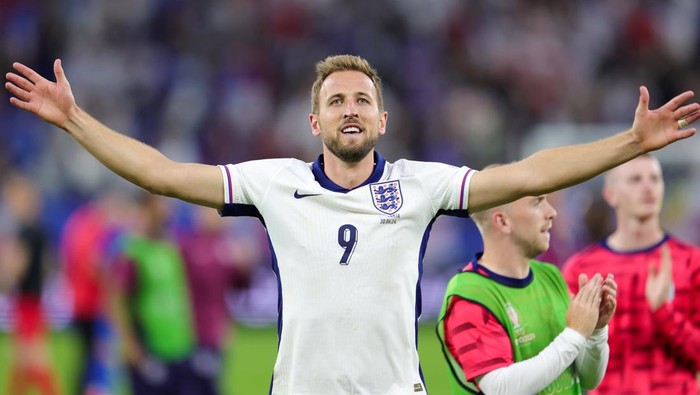GELSENKIRCHEN, GERMANY - JUNE 30: Harry Kane of England celebrates the victory after the UEFA EURO 2024 round of 16 match between England and Slovakia at Arena AufSchalke on June 30, 2024 in Gelsenkirchen, Germany. (Photo by Jürgen Fromme - firo sportphoto/Getty Images)