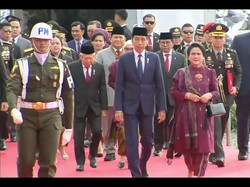 Usai Operasi, Prabowo Jalan di Belakang Jokowi Hadiri HUT Ke-78 Bhayangkara