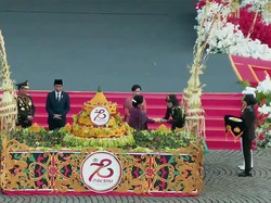 Iriana Beri Potongan Tumpeng HUT Bhayangkara ke Peraih Hoegeng Awards 2023